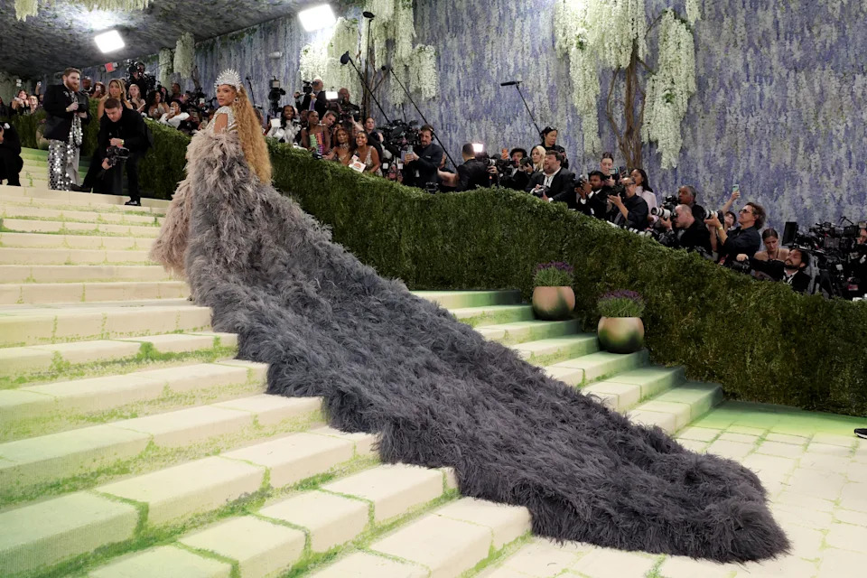 Beyonce looks breathtaking as she attends Met gala for first time in 10 years  (photos/video)
