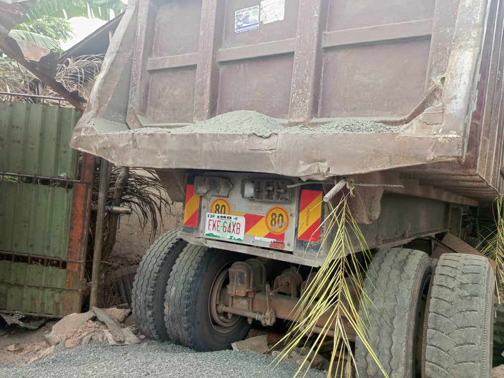 Mother of three k!lled after truck rams into her residential building