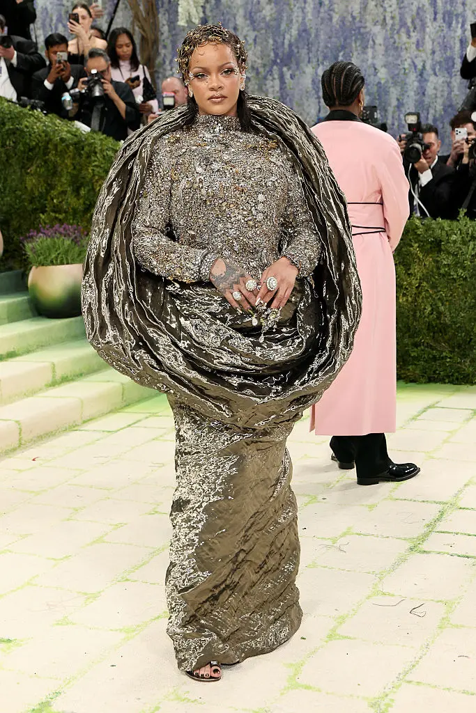 Rihanna and A$AP Rocky look so in love as they arrive 2026 Met Gala together (photos/video)