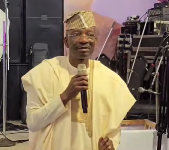 IGP declines taking photos with random persons after a photo of him and a suspected financial fraudster was included in a viral documentary