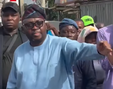 Former Minister of Power, Adebayo Adelabu receives heroic welcome in Oyo; spotted controlling traffic in Ibadan