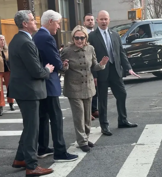 âDonât do thatâ : Hillary Clinton scolds husband Bill Clinton after he bumps towards her on busy NYC intersection (video)