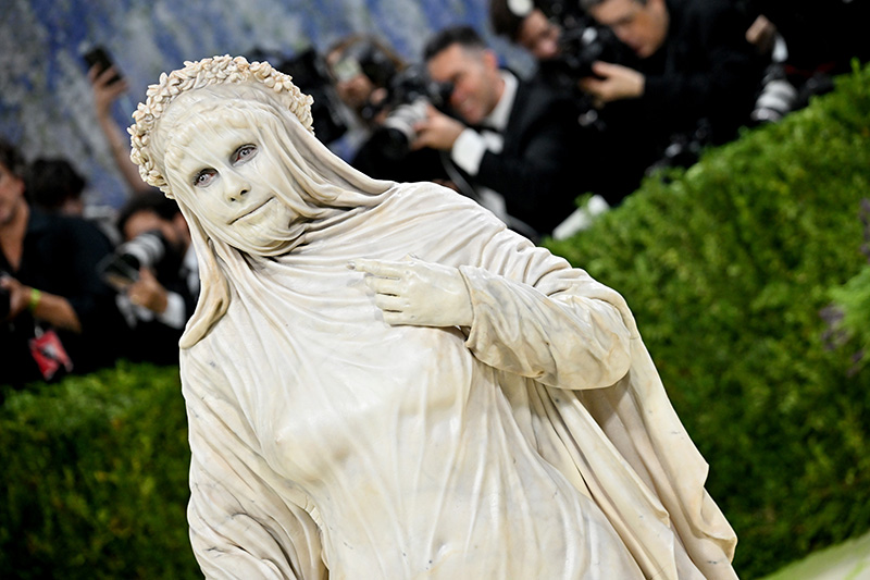 Heidi Klum looks like a statue as she recreates Veiled Vestal Statue at Met Gala 2026