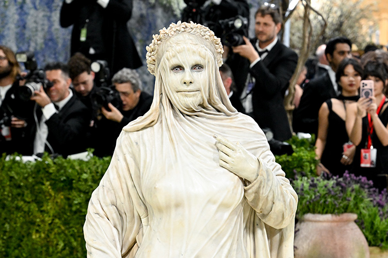 Heidi Klum looks like a statue as she recreates Veiled Vestal Statue at Met Gala 2026