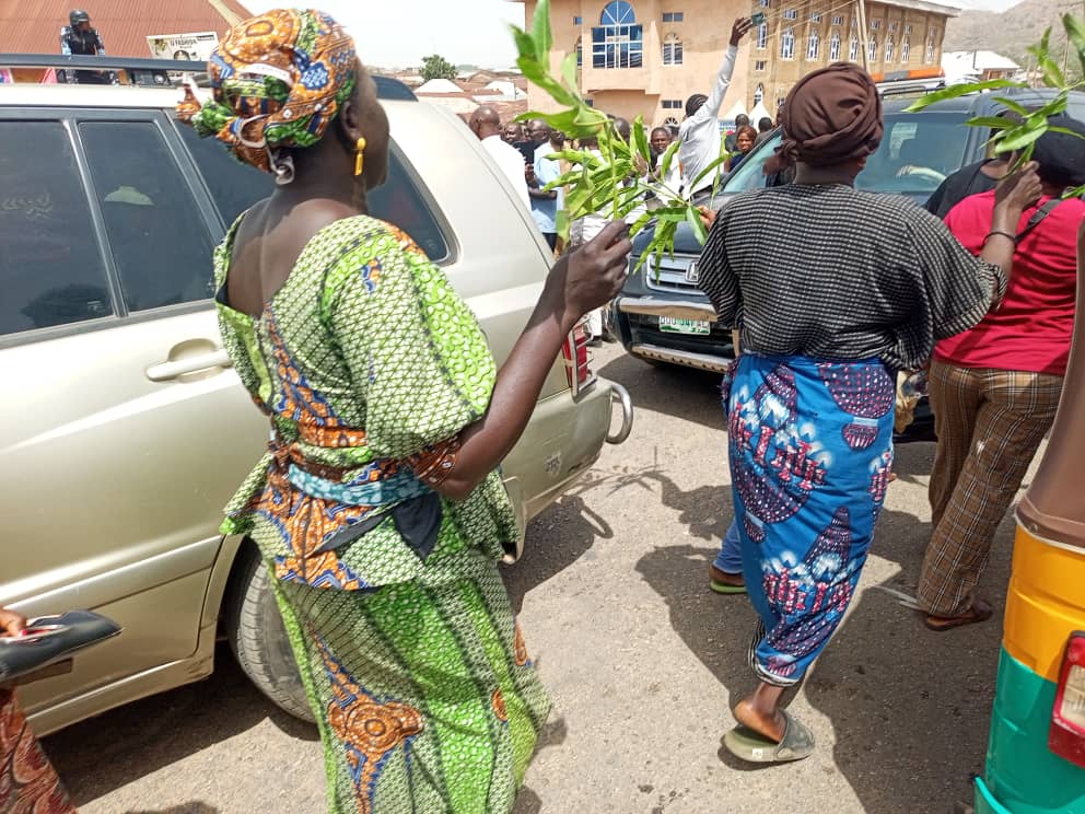 Women protest at ongoing funeral of victims of Palm Sunday terrorist attack in Jos (photos)