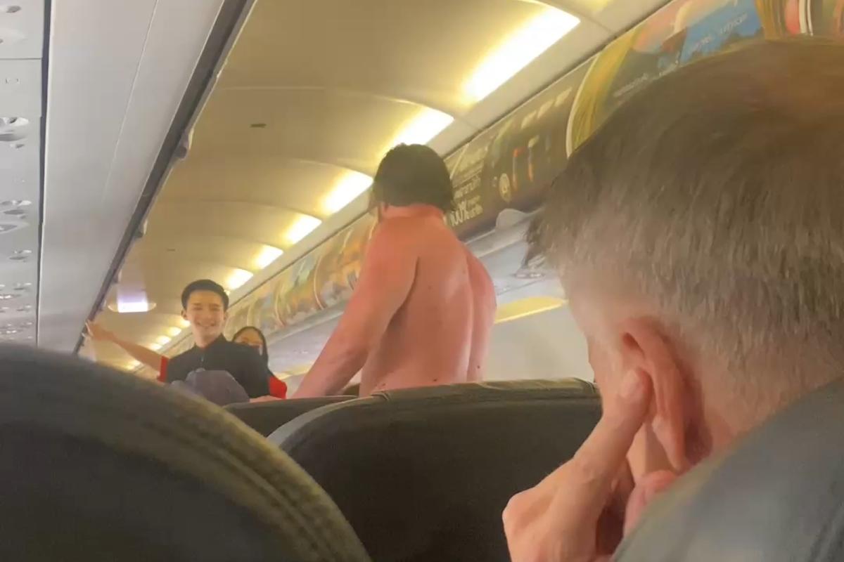 Drunk passenger ejected from flight after str!pping off clothes and attempting to jump off plane (video)