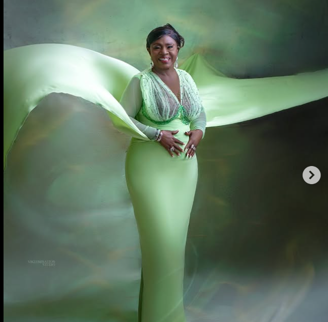 Veteran actress Iya Rainbow marks 83rd birthday and 60 years on stage with beautiful photos