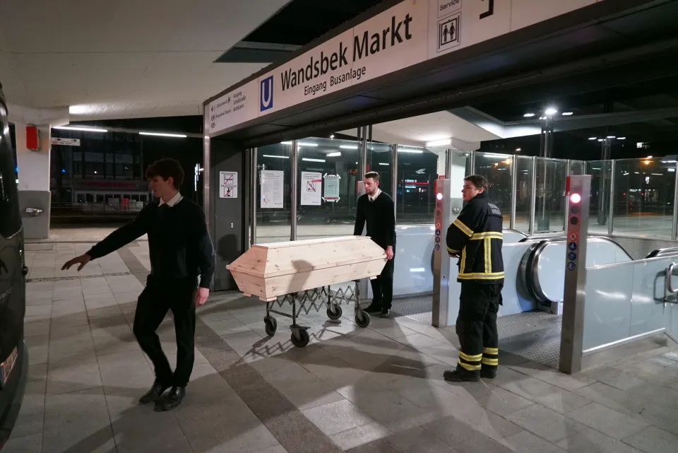 Turkish woman, 18, is k!lled by train in Germany after su!cidal man dragged her with him onto oncoming train while saying 