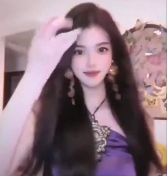 Chinese female streamer loses 140,000 followers after beauty filter came off during livestream to reveal real face