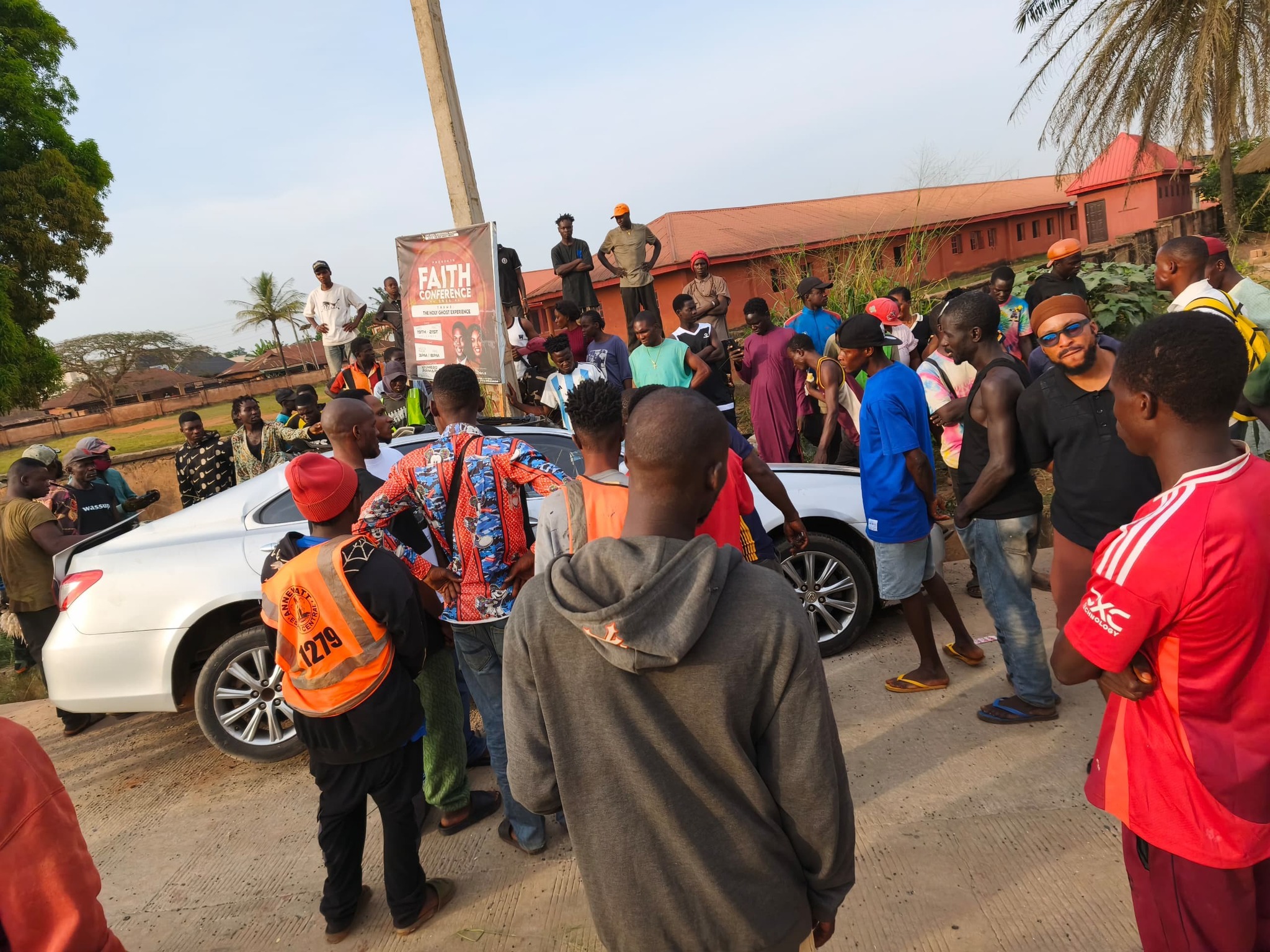 Edo varsity final year student d!es in motorcade accident during sign-out celebration