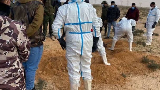 Libyan human smugglers k!ll 21 African migrants after their families failed to pay ransom (video)