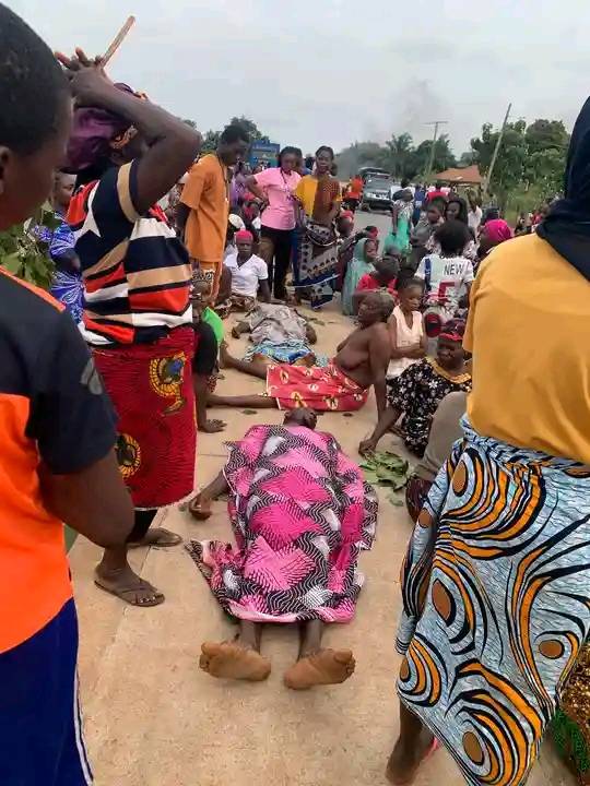 Protesters block Lafia-Makurdi highway after gunmen k!lled two youths and kidnapped residents in Nasarawa community (video)