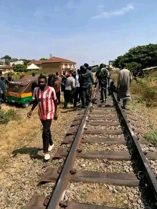 Train crushes tricycle rider and passenger to d3ath in Plateau