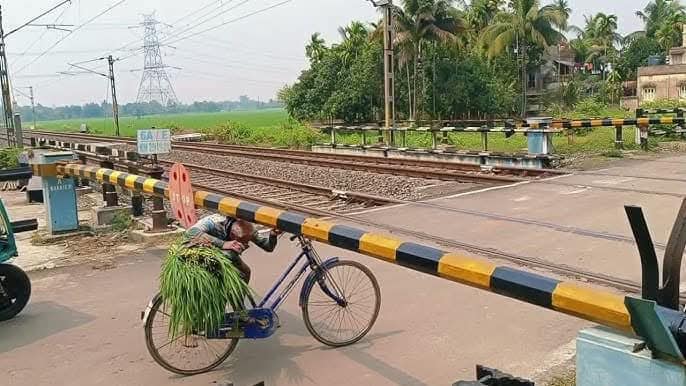 Train crushes tricycle rider and passenger to d3ath in Plateau