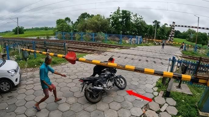 Train crushes tricycle rider and passenger to d3ath in Plateau