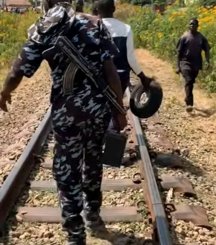 Train crushes tricycle rider and passenger to d3ath in Plateau