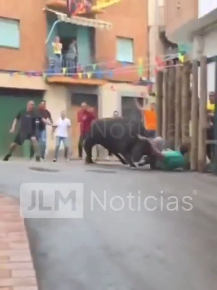 Dad expecting second child is gored to de@th on street during Spanish bull-running festival