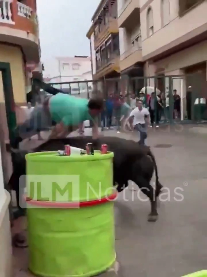 Dad expecting second child is gored to de@th on street during Spanish bull-running festival