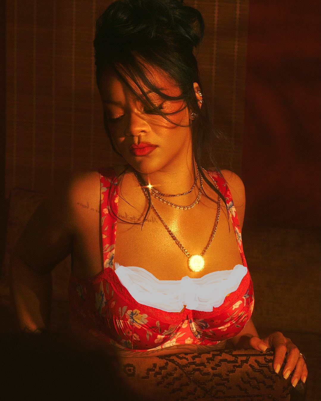 Singer Rihanna showcases her b@re b@ckside in new sexy lingerie photos