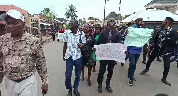 Oyo teachers stage protest over abduction and k!lling of colleagues