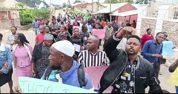Oyo teachers stage protest over abduction and k!lling of colleagues