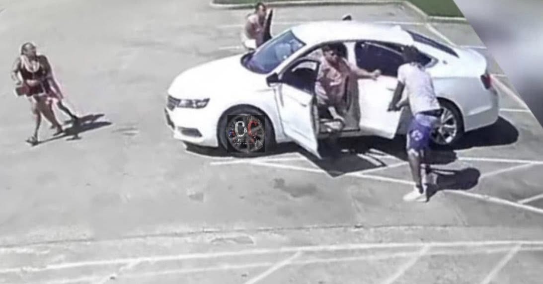 Dad f@tally shoots carjacker who tried stealing his car with his family inside