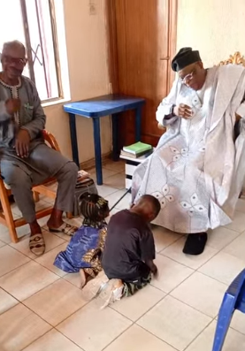 Watch two little kids traditionally greet Taraba monarch