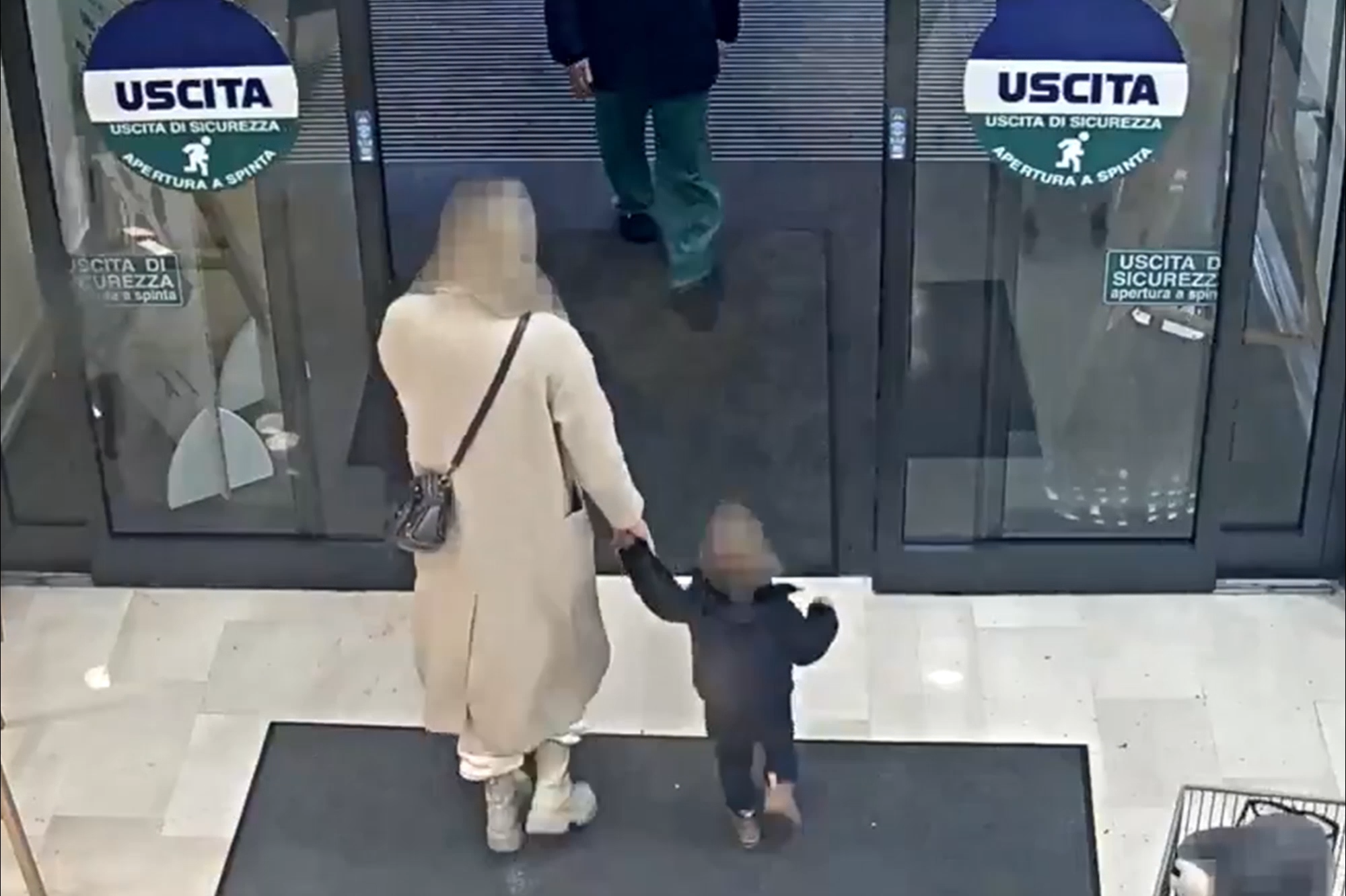 T3rrifying moment homeless man snatches toddler from mother in supermarket