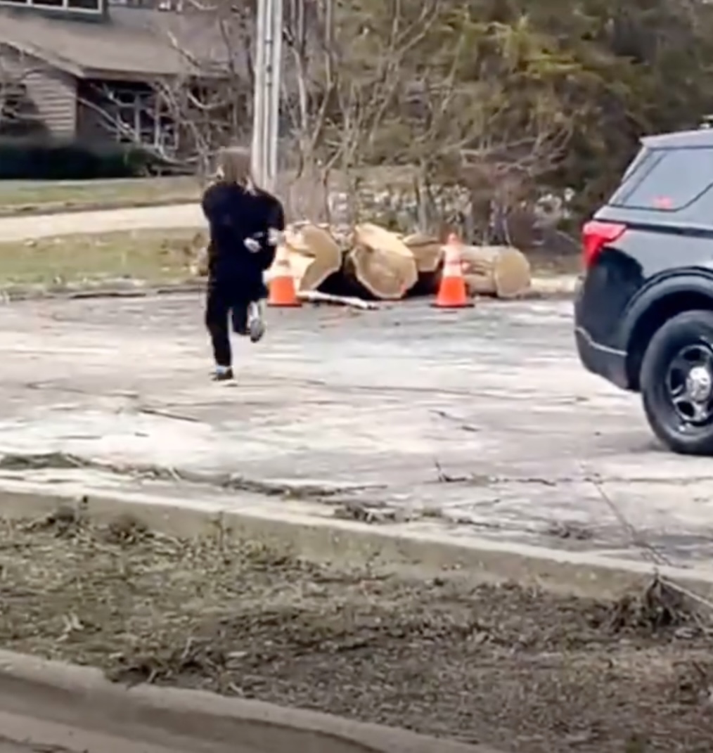 wild-video-captures-handcuffed-woman-124